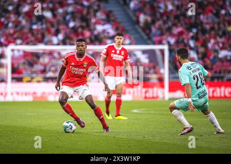 Lissabon, Portugal. April 2024. Florentino Luis von SL Benfica (L) mit Joao Moutinho vom Sporting Clube de Braga (R) im Spiel zwischen SL Benfica und SC Braga in Estadio da Luz. (Endnote: SL Benfica 3 - 1 SC Braga) Credit: SOPA Images Limited/Alamy Live News Stockfoto