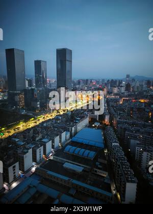 Sehen Sie die städtische Umgebung vom Hotelfenster der Hauptstadt Kunming, Yunnan, China. Stockfoto