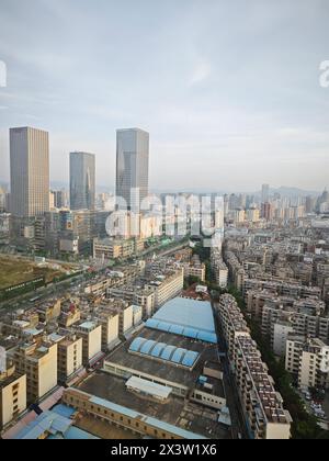 Sehen Sie die städtische Umgebung vom Hotelfenster der Hauptstadt Kunming, Yunnan, China. Stockfoto