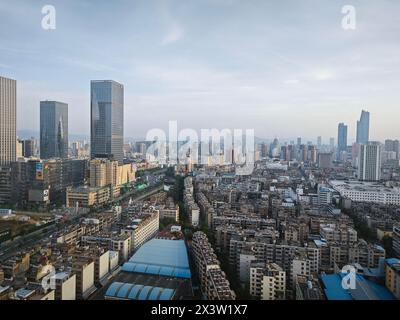 Sehen Sie die städtische Umgebung vom Hotelfenster der Hauptstadt Kunming, Yunnan, China. Stockfoto