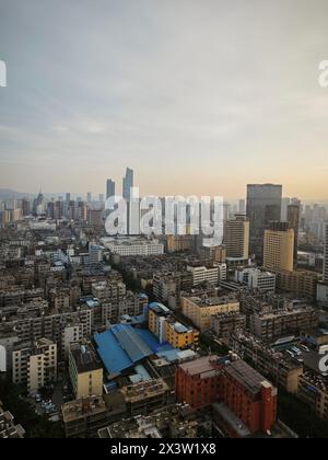 Sehen Sie die städtische Umgebung vom Hotelfenster der Hauptstadt Kunming, Yunnan, China. Stockfoto