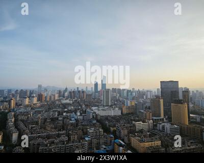 Sehen Sie die städtische Umgebung vom Hotelfenster der Hauptstadt Kunming, Yunnan, China. Stockfoto