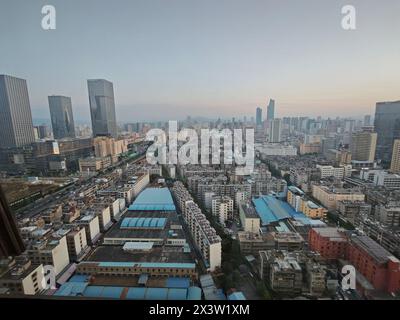 Sehen Sie die städtische Umgebung vom Hotelfenster der Hauptstadt Kunming, Yunnan, China. Stockfoto