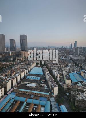 Sehen Sie die städtische Umgebung vom Hotelfenster der Hauptstadt Kunming, Yunnan, China. Stockfoto