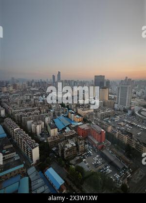 Sehen Sie die städtische Umgebung vom Hotelfenster der Hauptstadt Kunming, Yunnan, China. Stockfoto