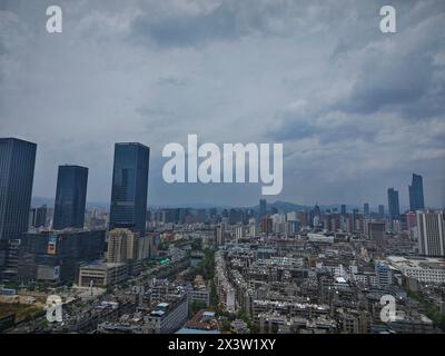 Sehen Sie die städtische Umgebung vom Hotelfenster der Hauptstadt Kunming, Yunnan, China. Stockfoto