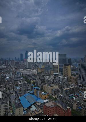 Sehen Sie die städtische Umgebung vom Hotelfenster der Hauptstadt Kunming, Yunnan, China. Stockfoto