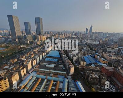 Sehen Sie die städtische Umgebung vom Hotelfenster der Hauptstadt Kunming, Yunnan, China. Stockfoto