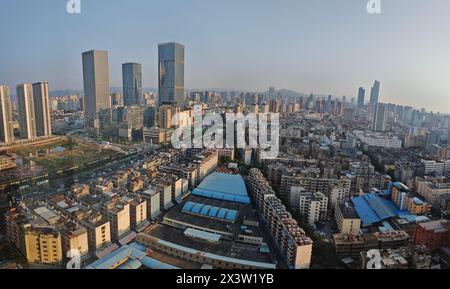 Sehen Sie die städtische Umgebung vom Hotelfenster der Hauptstadt Kunming, Yunnan, China. Stockfoto