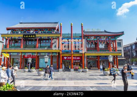 Farbenfrohe Geschäfte in der touristischen Qianmen-Straße in Peking, China Stockfoto