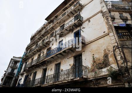 ARCHITEKTUR - ALGIER - KULTUR - KOLONIALISMUS. Verfallenes Haus in der Kasbah von Algier - Algerien. Typisch französische Kolonialarchitektur. Stockfoto