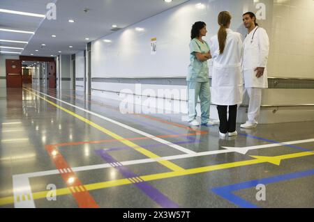 Ärzte und Krankenschwester in der Abteilung für bildgebende Diagnostik Stockfoto