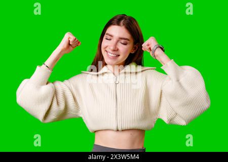 Frau im weißen Pullover, die Muskeln beugt Stockfoto