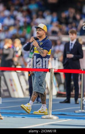 Der italienische Sänger Geolier tritt live vor dem Fußballspiel der Serie A zwischen SSC Neapel und AS Roma am 28. April 2024 im Diego Armando Maradona Stadium in Neapel auf. Stockfoto