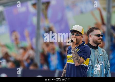 Der italienische Sänger Geolier tritt live vor dem Fußballspiel der Serie A zwischen SSC Neapel und AS Roma am 28. April 2024 im Diego Armando Maradona Stadium in Neapel auf. Stockfoto