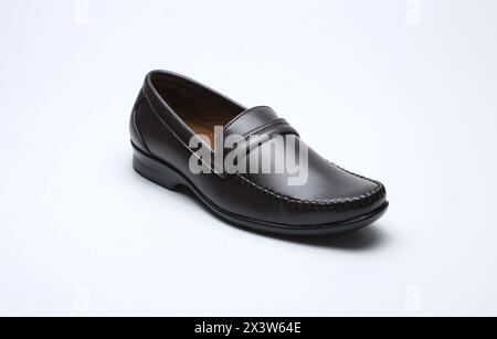 Dunkelbraune Loafers Schuhe isoliert auf weißem Hintergrund Stockfoto