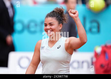 Jasmine Paolini aus Italien feiert nach dem Sieg gegen Caroline Garcia aus Frankreich bei den Mutua Madrid Open 2024, ATP Masters 1000 und WTA 1000, einem Tennisturnier am 28. April 2024 in Caja Magica in Madrid Stockfoto