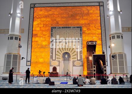 RAMADAN - ALGERIEN - RELIGION - MOSCHEE. Muslimische Anbeter in der Großen Moschee von Algier - Algerien Stockfoto