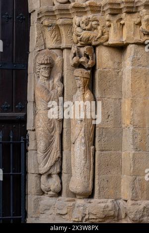 Virgen María y el Arcángel , Escena de la Anunciación, puerta de Los Abuelos, Iglesia de San Juan, Laguardia , Alava, País Vasco, Spanien Stockfoto