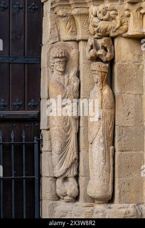 Virgen María y el Arcángel , Escena de la Anunciación, puerta de Los Abuelos, Iglesia de San Juan, Laguardia , Alava, País Vasco, Spanien Stockfoto