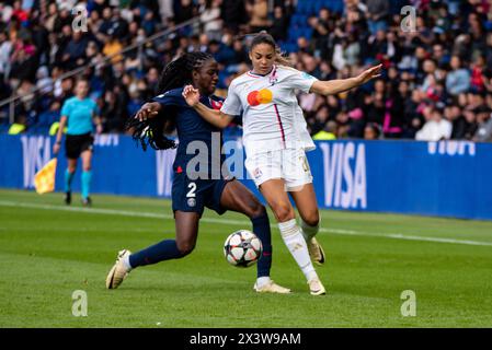 Thiniba Samoura von Paris Saint Germain und Delphine Cascarino von Olympique Lyonnais kämpfen um den Ball während der UEFA Women's Champions League, Halbfinals, des 2. Leg-Fußballspiels zwischen Paris Saint-Germain und Olympique Lyonnais am 28. April 2024 im Parc des Princes Stadion in Paris Stockfoto