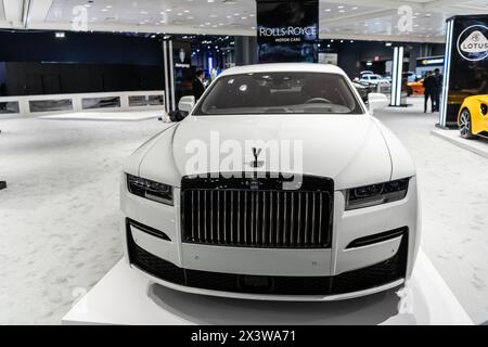 New York City, USA - 27. März 2024: Rolls Royce Ghost Luxusauto 2021 auf der New York International Auto Show, Vorderansicht Stockfoto
