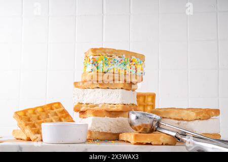 Waffeleis-Sandwiches. Leckeres Eis mit flauschigen belgischen Waffeln und Zuckerstreuseln, Sommer köstliches leckeres Dessert, auf weißem Hintergrund mit Stockfoto