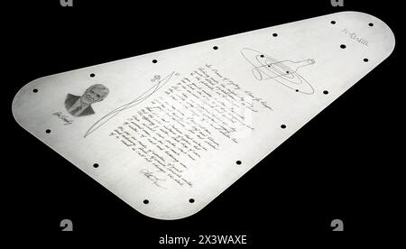 Schild (Rückseite) an der NASA-Raumsonde Europa Clipper, die für den Jupitermond Europa bestimmt ist, der im Oktober 2024 starten und 2030 eintreffen soll. Die Platte aus Tantal-Metall zeigt handgeschriebenes Gedicht, die Drake-Gleichung, ein Porträt des Planetenforschers Ron Greeley und eine Flasche, die im Jovian-System schwimmt, in dem ein Mikrochip mit mehr als 2,6 Millionen Namen, die von der Öffentlichkeit eingereicht wurden, platziert wird. Foto: NASA / JPL-Caltech / Futuras Fotos Stockfoto