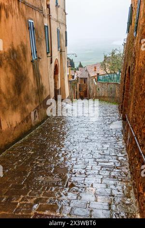 Straßenallee in einer italienischen Stadt im Regen Stockfoto