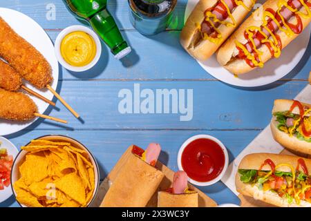 National Hot Dogs Day Hintergrund, Hot Dog Sommer Party Festivalessen, verschiedene Arten von traditionellen Hot Dogs - französisch, Corn Dog, klassisch. mexikaner geladen Stockfoto