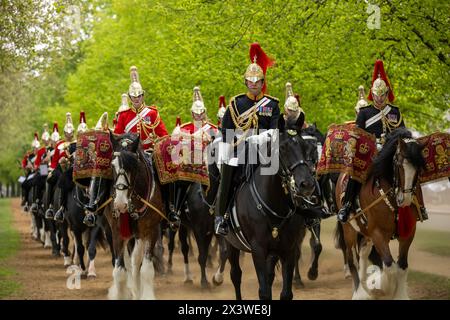 Sowohl Solisten als auch Pferde haben viele Stunden für diese Parade trainiert. Die jährliche Inspektion des Household Cavallry Mounted Regiment durch den Generalmajor ist der ultimative Test für die spektakulärste und anspruchsvollste Zeremonialeinheit der britischen Armee. Es ist ein Test, den sie bestehen müssen, um an den bevorstehenden staatlichen Zeremonialaufgaben teilzunehmen. Rund 170 Pferde und das Personal des Household Kavallerry Mounted Regiments verlassen die Knightsbridge Kaserne und begeben sich zum „Football Pitch“-Bereich im Hyde Park, um sich zu bilden und vom General Officer, der die Household Division kommandiert, inspiziert zu werden. Sie werden von der begleitet Stockfoto