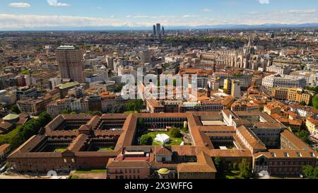 Luftaufnahme der Universität Mailand. Drohnenfotografie während der Milan Design Week 2024. Hochwertige Luftaufnahmen. Stockfoto