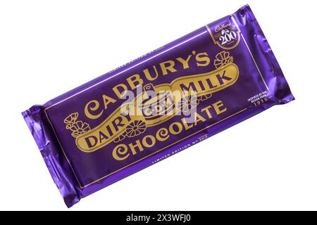 Bar von Cadbury's Milchmilchschokolade Tafel isoliert auf weißem Hintergrund - 1915 Cadbury Milchmilchschokolade limitierte Auflage 200 Jahre Tafel Stockfoto