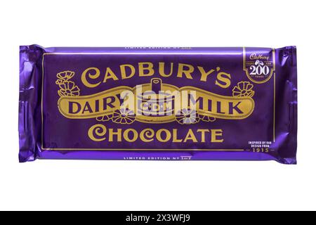 Bar von Cadbury's Milchmilchschokolade Tafel isoliert auf weißem Hintergrund - 1915 Cadbury Milchmilchschokolade limitierte Auflage 200 Jahre Tafel Stockfoto