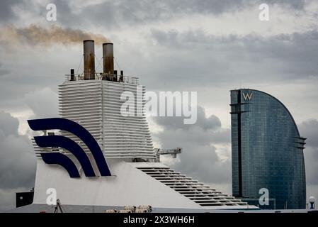 Ein Fährschiff verlässt beim Verlassen des Hafens von Barcelona Rauch. Schwefeldioxid- und Stickoxidemissionen machen den Hafen von Barcelona am schlimmsten Stockfoto