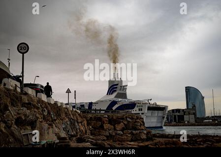 Die Schornsteine des Fährschiffs geben Rauch ab, während sie zum Hafen von Barcelona fahren. Schwefeldioxid- und Stickoxidemissionen machen den Hafen von Barcelona am schlechtesten Stockfoto