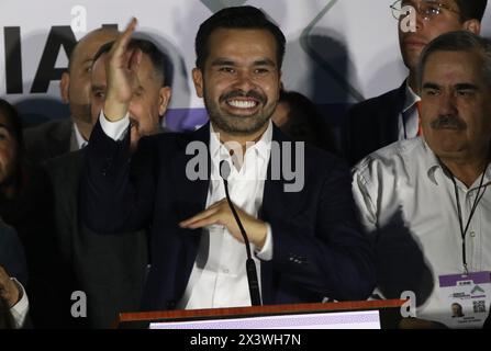 Jorge Álvarez Maynez, Kandidat für die mexikanische Präsidentschaft, für die Partei Movimiento Ciudadano, spricht nach der Präsidentschaftsdebatte vor den Präsidentschaftswahlen in Estudios. Am 28. April 2024 in Mexiko-Stadt. (Foto: José Luis Torales/Eyepix Group/SIPA USA) Stockfoto