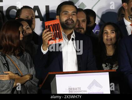 Jorge Álvarez Maynez, Kandidat für die mexikanische Präsidentschaft, für die Partei Movimiento Ciudadano, spricht nach der Präsidentschaftsdebatte vor den Präsidentschaftswahlen in Estudios. Am 28. April 2024 in Mexiko-Stadt. (Foto: José Luis Torales/Eyepix Group/SIPA USA) Stockfoto