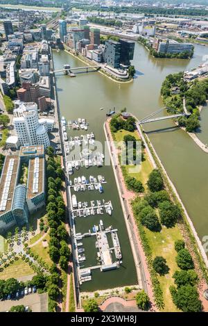 Panoramablick auf Stadtgebäude, Fluss und Medienhafen von oben vom Düsseldorfer Rheinturm in Nordrhein-Westfalen Stockfoto