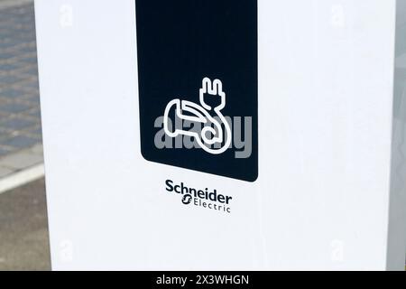 Frankreich. Seine et Marne. Region Coulommiers. Schneider Electric kostenloses Terminal in einem Einkaufszentrum. Stockfoto