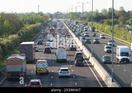 Slough, Großbritannien. April 2024. Es war ein geschäftiger Morgen auf der M4 East in Slough, Berkshire. Die Geschwindigkeitsbegrenzung lag nach einem früheren Unfall auf 40 km/h. Es wird erwartet, dass die Autobahnen am Freitag vor dem Feiertagswochenende sehr voll sind. Quelle: Maureen McLean/Alamy Live News Stockfoto