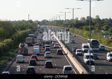 Slough, Großbritannien. April 2024. Es war ein geschäftiger Morgen auf der M4 East in Slough, Berkshire. Die Geschwindigkeitsbegrenzung lag nach einem früheren Unfall auf 40 km/h. Es wird erwartet, dass die Autobahnen am Freitag vor dem Feiertagswochenende sehr voll sind. Quelle: Maureen McLean/Alamy Live News Stockfoto