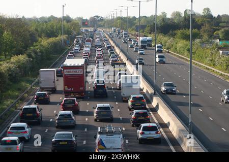 Slough, Großbritannien. April 2024. Es war ein geschäftiger Morgen auf der M4 East in Slough, Berkshire. Die Geschwindigkeitsbegrenzung lag nach einem früheren Unfall auf 40 km/h. Es wird erwartet, dass die Autobahnen am Freitag vor dem Feiertagswochenende sehr voll sind. Quelle: Maureen McLean/Alamy Live News Stockfoto