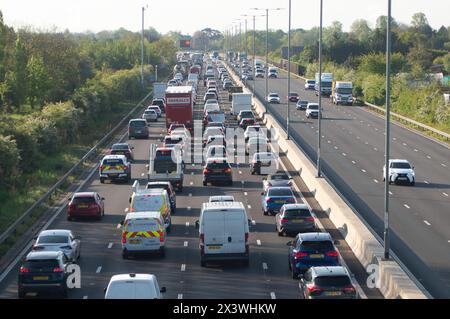 Slough, Großbritannien. April 2024. Es war ein geschäftiger Morgen auf der M4 East in Slough, Berkshire. Die Geschwindigkeitsbegrenzung lag nach einem früheren Unfall auf 40 km/h. Es wird erwartet, dass die Autobahnen am Freitag vor dem Feiertagswochenende sehr voll sind. Quelle: Maureen McLean/Alamy Live News Stockfoto