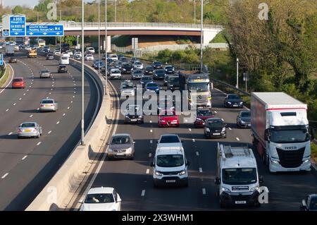 Slough, Großbritannien. April 2024. Es war ein geschäftiger Morgen auf der M4 East in Slough, Berkshire. Die Geschwindigkeitsbegrenzung lag nach einem früheren Unfall auf 40 km/h. Es wird erwartet, dass die Autobahnen am Freitag vor dem Feiertagswochenende sehr voll sind. Quelle: Maureen McLean/Alamy Live News Stockfoto