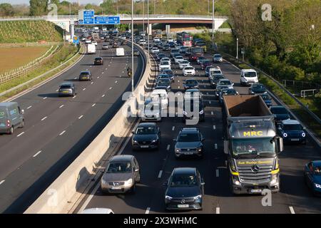 Slough, Großbritannien. April 2024. Es war ein geschäftiger Morgen auf der M4 East in Slough, Berkshire. Die Geschwindigkeitsbegrenzung lag nach einem früheren Unfall auf 40 km/h. Es wird erwartet, dass die Autobahnen am Freitag vor dem Feiertagswochenende sehr voll sind. Quelle: Maureen McLean/Alamy Live News Stockfoto