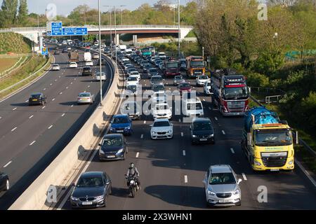 Slough, Großbritannien. April 2024. Es war ein geschäftiger Morgen auf der M4 East in Slough, Berkshire. Die Geschwindigkeitsbegrenzung lag nach einem früheren Unfall auf 40 km/h. Es wird erwartet, dass die Autobahnen am Freitag vor dem Feiertagswochenende sehr voll sind. Quelle: Maureen McLean/Alamy Live News Stockfoto