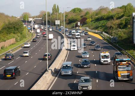 Slough, Großbritannien. April 2024. Es war ein geschäftiger Morgen auf der M4 East in Slough, Berkshire. Die Geschwindigkeitsbegrenzung lag nach einem früheren Unfall auf 40 km/h. Es wird erwartet, dass die Autobahnen am Freitag vor dem Feiertagswochenende sehr voll sind. Quelle: Maureen McLean/Alamy Live News Stockfoto