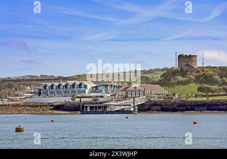 Der Mount Batten Pontoon und das Hotel Mount Batten vom Cattewater in Plymouth aus gesehen. Das Schloss und Fort Stamford bilden eine Kulisse. Stockfoto