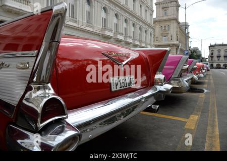 Kuba, La Havana, Paseo de Marti, alte amerikanische Autos der 50er Jahre in hellen Farben Stockfoto